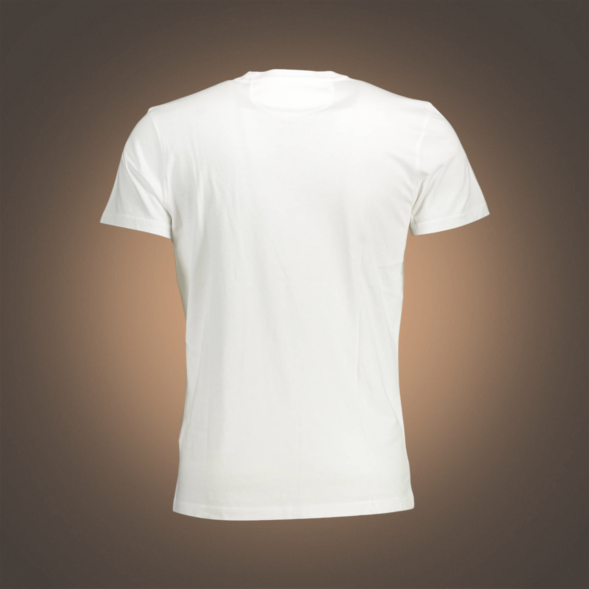 Vista trasera de camiseta blanca La Martina de corte regular fit con cuello redondo sobre fondo degradado