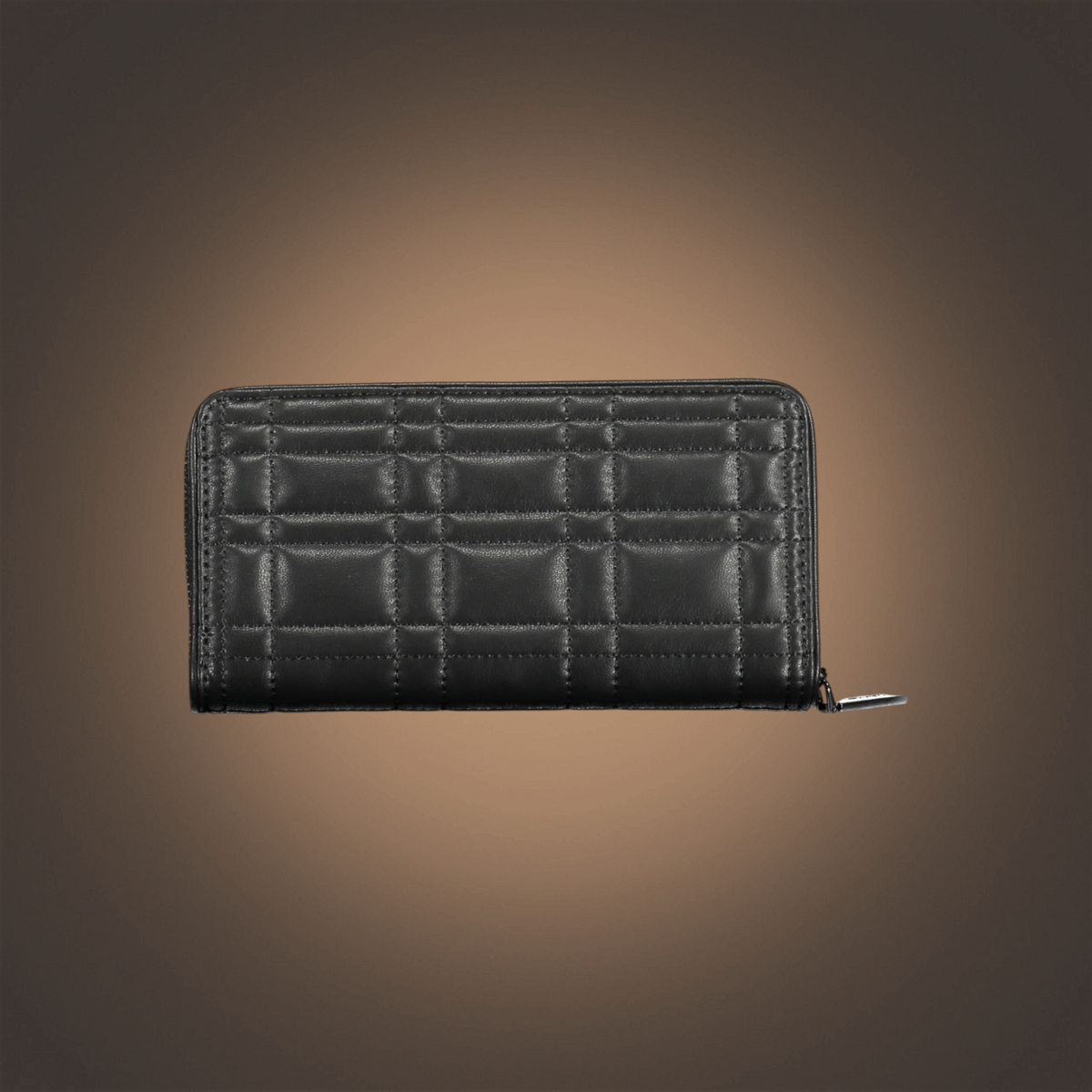 Cartera negra Calvin Klein de liquidationlive con diseño acolchado, cierre de cremallera y textura geométrica.