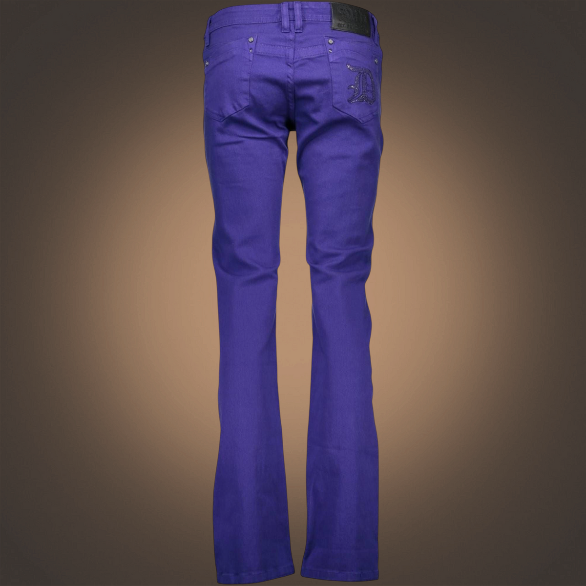 Vista trasera de pantalón Datch violeta de cinco bolsillos con parche oscuro y detalle bordado en el bolsillo