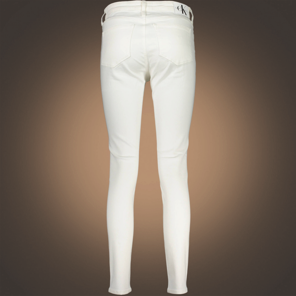 Vista trasera de vaqueros skinny blancos Calvin Klein de liquidationlive con bolsillos de parche y logo en la cintura