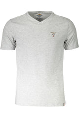 Aeronautica Militare — Camiseta gris, el cuello en V marca el estilo