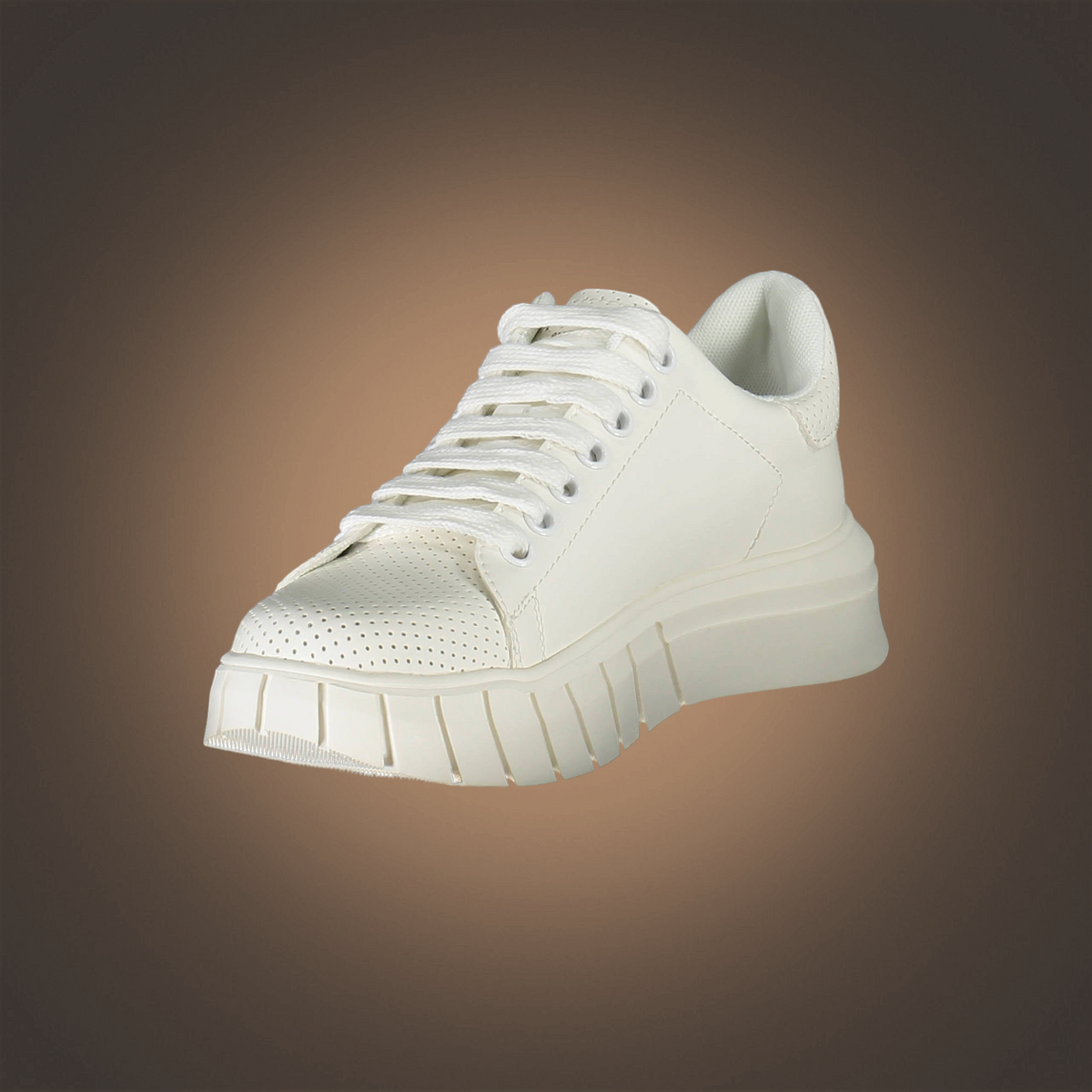 Zapatillas blancas liquidationlive con suela de plataforma dentada y detalles perforados en la puntera