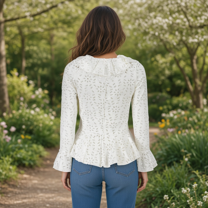 Blusa blanca liquidationlive con volantes, manga larga y detalle de cintura entallada vista desde la espalda