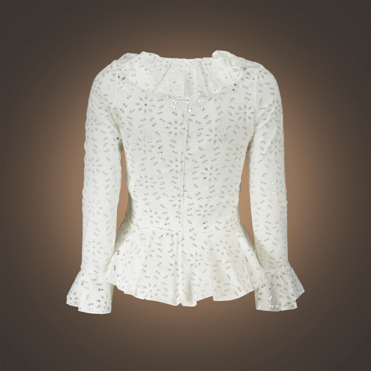 Vista trasera de blusa blanca liquidationlive con volantes en puños y cintura, tejido calado y corte entallado