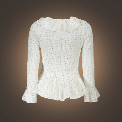 Vista trasera de blusa blanca liquidationlive con volantes en puños y cintura, tejido calado y corte entallado