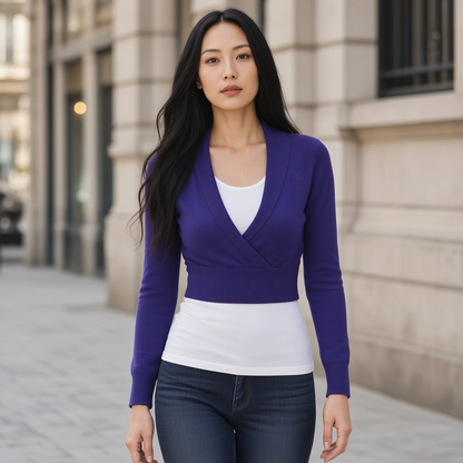 Modelo con bolero cruzado violeta Datch de manga larga y tejido acanalado sobre camiseta blanca y vaqueros