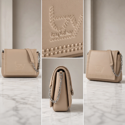 Bolso Byblos de liquidationlive en color beige con detalle trenzado en la solapa, cadena plateada y logo frontal.