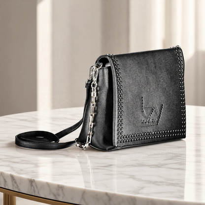 Bolso Byblos de liquidationlive en color negro con detalle trenzado en la solapa, cadena plateada y asa ajustable.