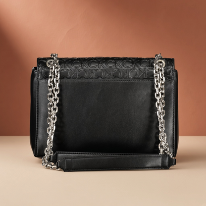 Bolso negro Calvin Klein de liquidationlive con solapa texturizada, iniciales CK en relieve y asas de cadena plateada