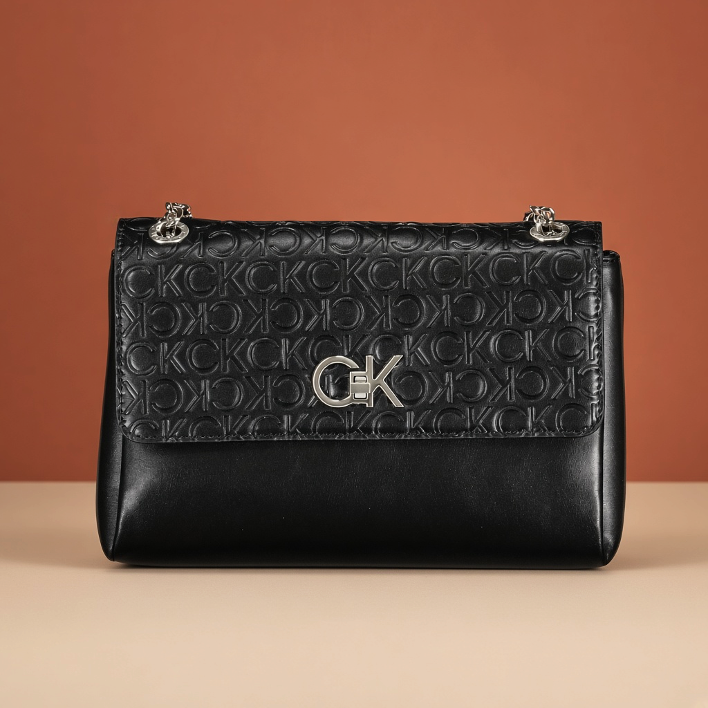 Bolso negro liquidationlive Calvin Klein con solapa texturizada de iniciales CK y detalles metálicos plateados