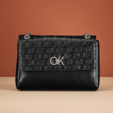 Bolso Calvin Klein — Las iniciales encuentran su reflejo