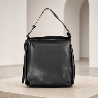 Bolso de hombro negro Calvin Klein de liquidationlive con asa ajustable y logo en relieve sobre superficie lisa