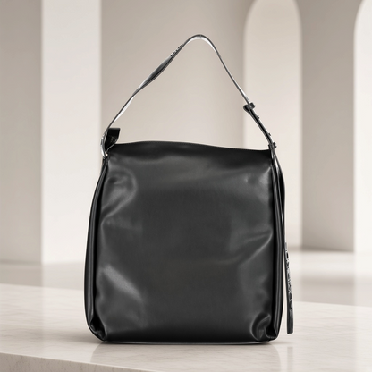Bolso de hombro negro Calvin Klein de liquidationlive con asa ajustable y detalle de marca en relieve.