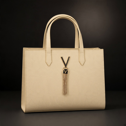 Bolso de mano liquidationlive en color beige con logo V metálico y colgante de cadenas doradas sobre fondo oscuro