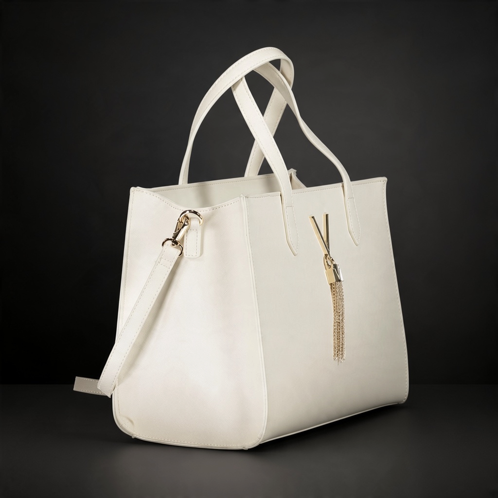 Bolso de mano liquidationlive en color blanco con logo V metálico dorado y colgante de cadenas, estilo rectangular.