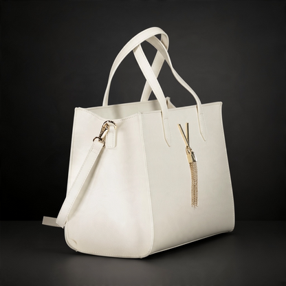 Bolso de mano liquidationlive en color blanco con logo V metálico dorado y colgante de cadenas, estilo rectangular.