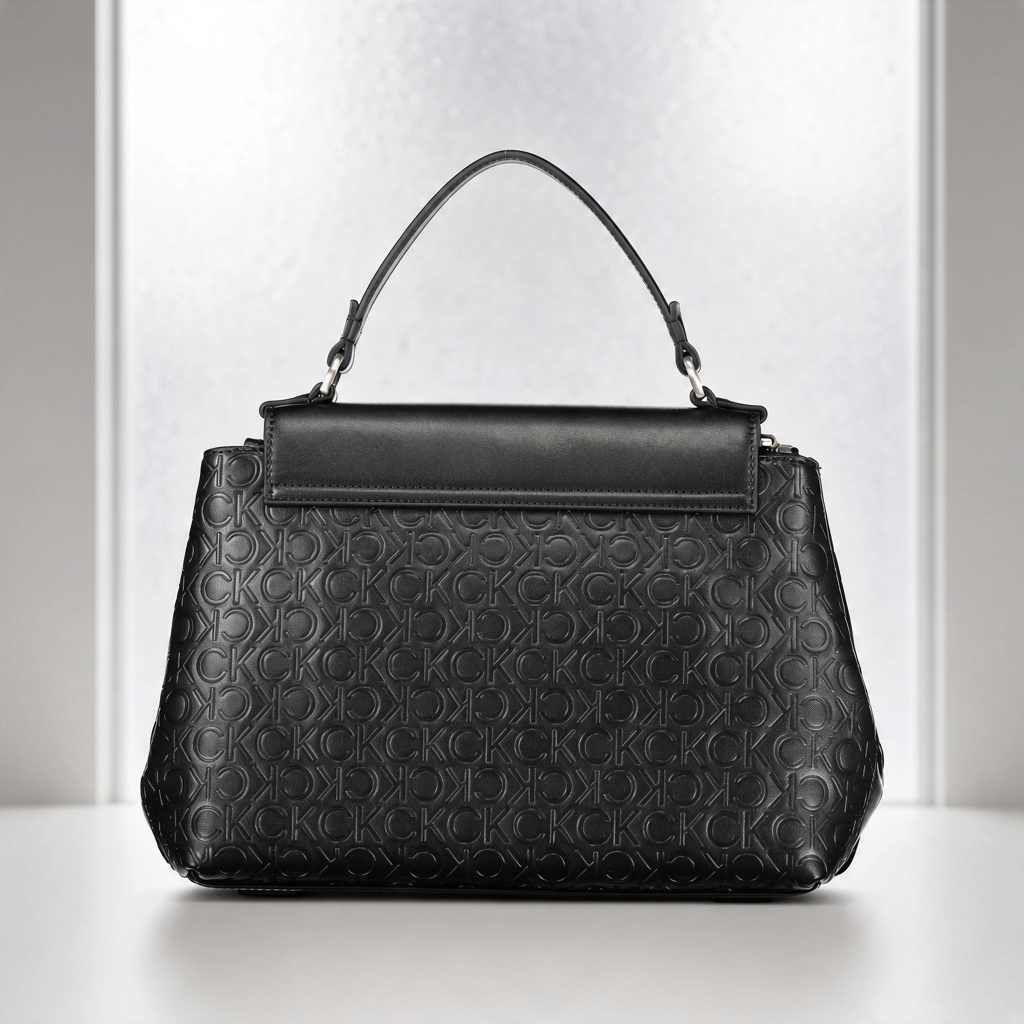 Bolso de mano negro liquidationlive Calvin Klein con solapa de relieve monograma y silueta trapezoidal