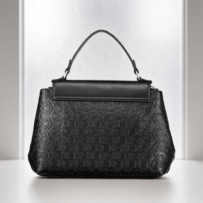 Bolso de mano negro liquidationlive Calvin Klein con solapa de relieve monograma y silueta trapezoidal