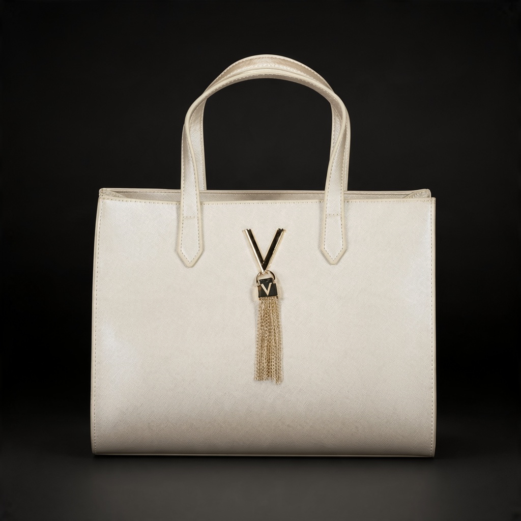 Bolso de mano liquidationlive en color crema con logo V metálico y colgante de cadenas doradas sobre fondo negro