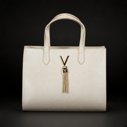 Bolso de mano liquidationlive en color crema con logo V metálico y colgante de cadenas doradas sobre fondo negro