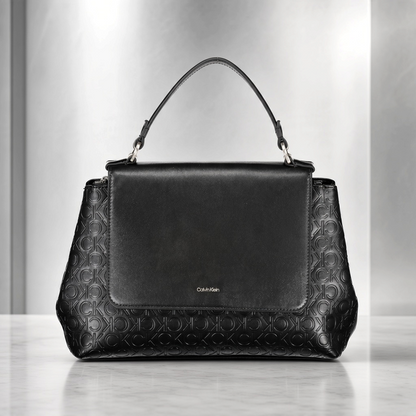 Bolso de mano negro liquidationlive Calvin Klein con solapa lisa y laterales con relieve de iniciales CK