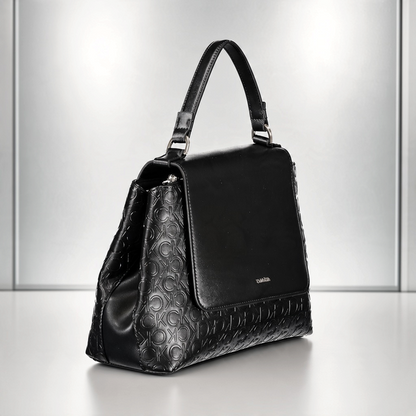 Bolso de mano negro Calvin Klein de liquidationlive con solapa lisa, relieve de iniciales CK y silueta trapezoidal.