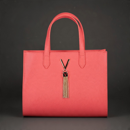 Bolso de mano liquidationlive Valentino en color rosa coral con logo V metálico y colgante de cadenas doradas