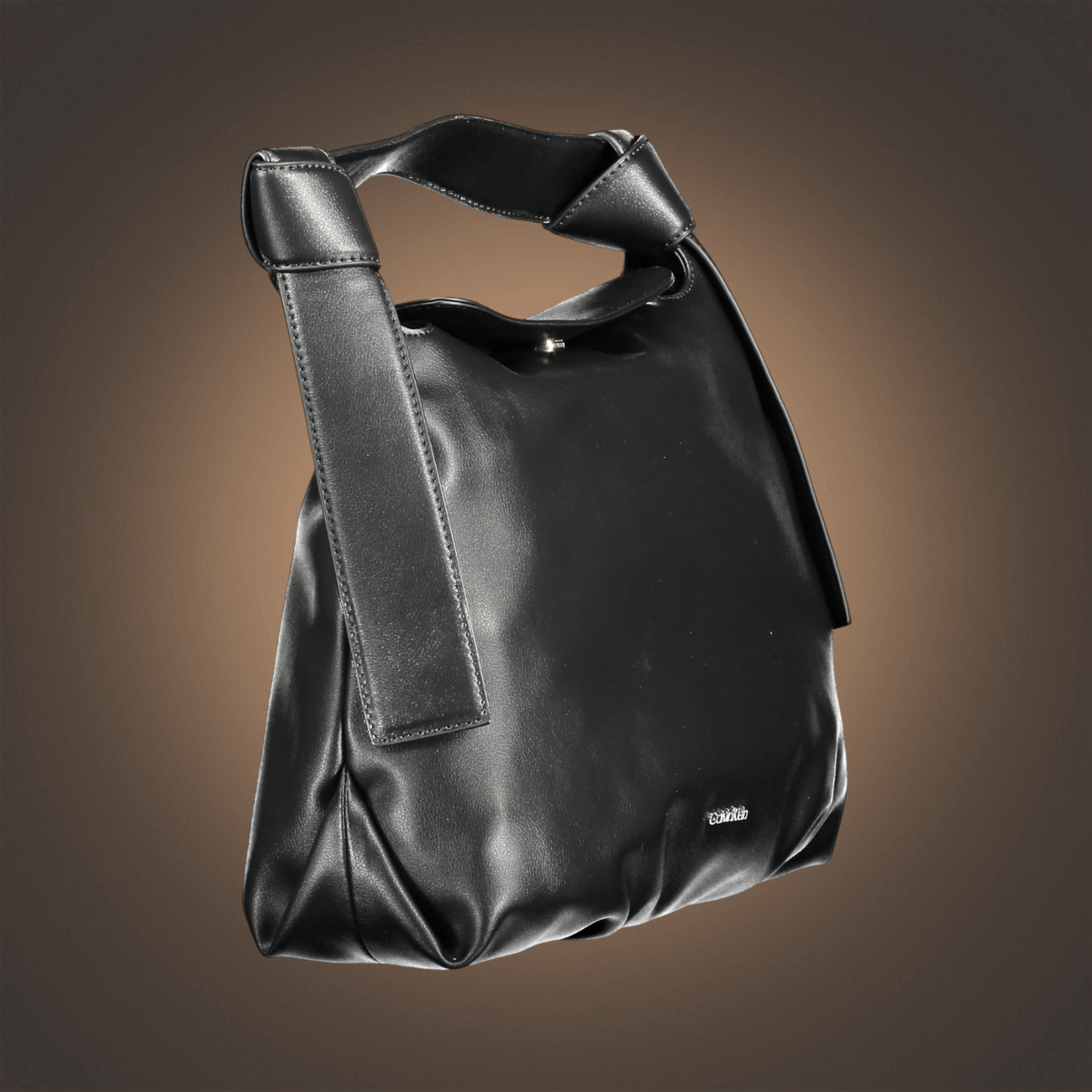 Bolso de mano negro Calvin Klein liquidationlive con asa superior, bandolera ajustable y logotipo metálico discreto.