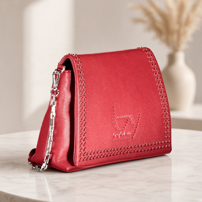 Bolso Byblos de liquidationlive en color rojo con detalle trenzado en la solapa, cadena plateada y logo frontal.