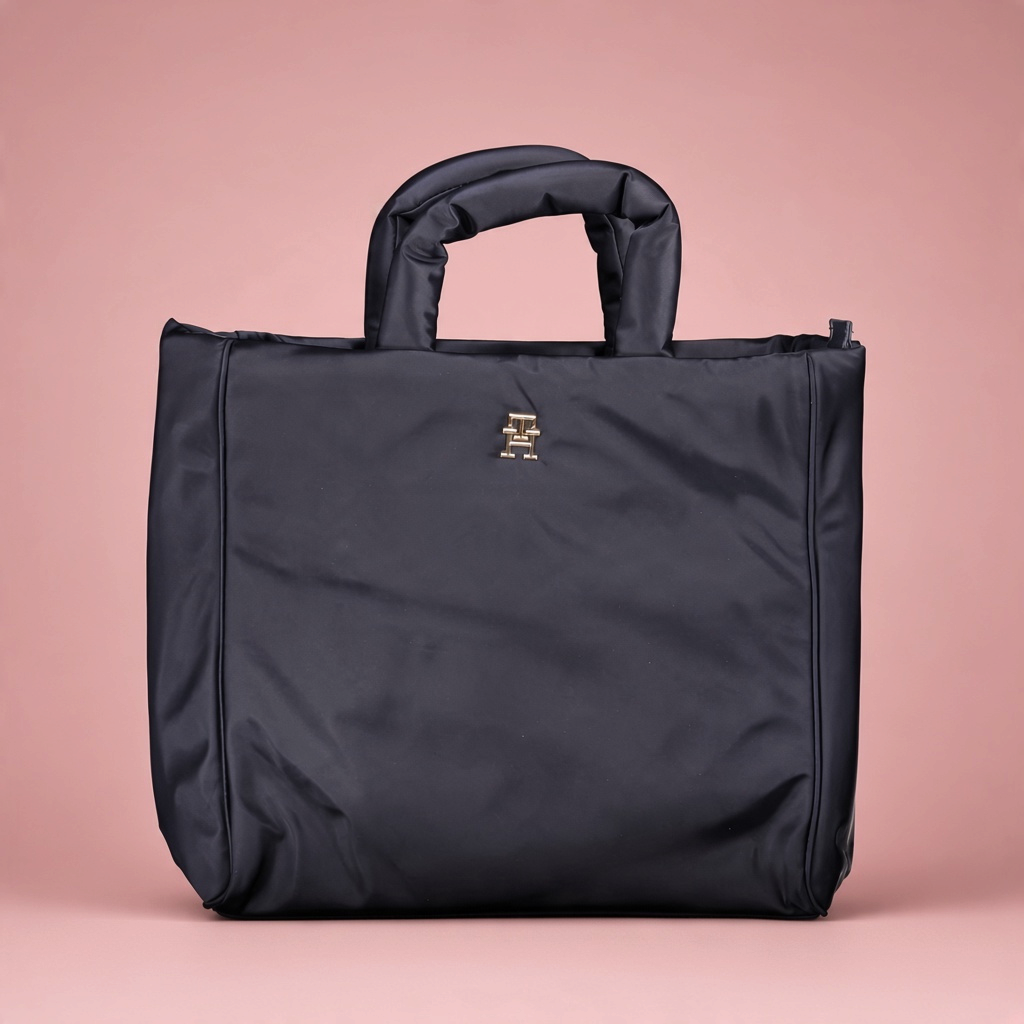 Bolso tote azul marino de liquidationlive con asas acolchadas y monograma metálico dorado en el frente
