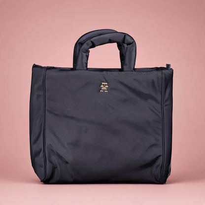 Bolso tote azul marino de liquidationlive con asas acolchadas y monograma metálico dorado en el frente