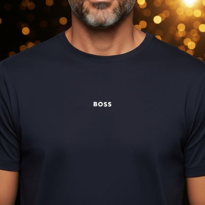 Camiseta azul marino de cuello redondo con logo BOSS en el pecho, vestida por un hombre, estilo casual y elegante