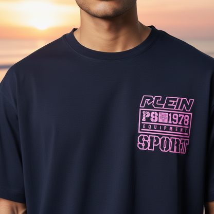 Camiseta azul marino Plein Sport con logo estampado en rosa en el pecho, corte deportivo de manga corta