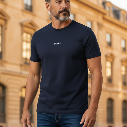 Camiseta azul marino de liquidationlive con logo BOSS en el pecho, corte clásico de manga corta para hombre