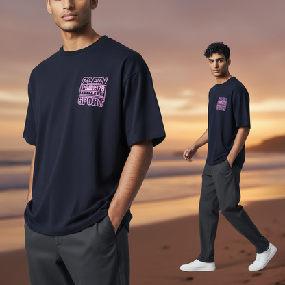 Camiseta azul marino Plein Sport con logo estampado, corte holgado y cuello redondo, lucida por un modelo en la playa.