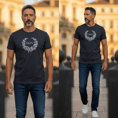 Hombre con camiseta azul noche Gian Marco Venturi de cuello redondo y estampado floral con logo GMV en entorno urbano