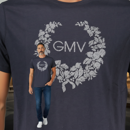 Camiseta azul noche de liquidationlive con logo GMV y estampado floral brillante, cuello redondo y manga corta