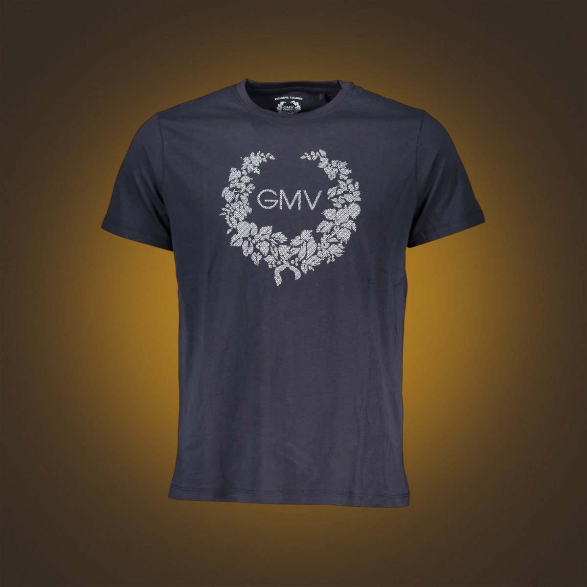 Camiseta azul noche de liquidationlive con cuello redondo y estampado floral con logo GMV en el pecho