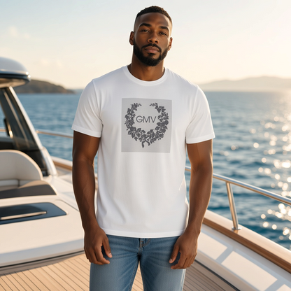 Hombre con camiseta blanca de manga corta Gian Marco Venturi con estampado floral y logo GMV en un yate