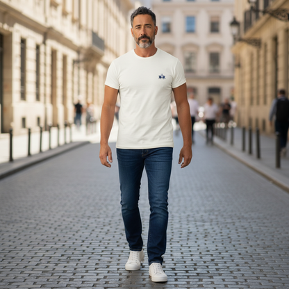 Hombre con camiseta blanca La Martina de cuello redondo y logo bordado, combinada con vaqueros y zapatillas