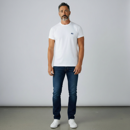 Hombre con camiseta blanca La Martina de cuello redondo y logo bordado, combinada con vaqueros oscuros