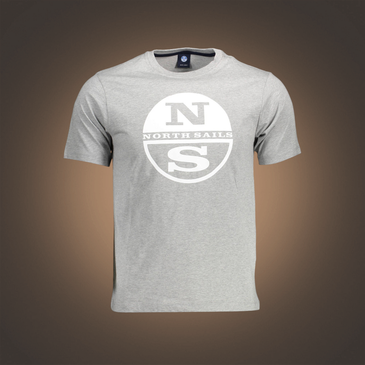 Camiseta gris de cuello redondo liquidationlive con logotipo circular North Sails estampado en el pecho