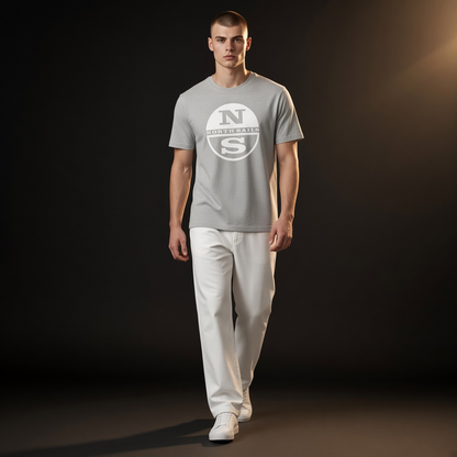 Camiseta gris de cuello redondo North Sails con logotipo estampado, combinada con pantalones blancos por liquidationlive