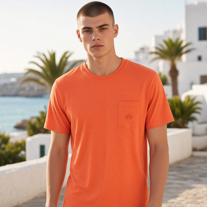 Hombre con camiseta naranja de manga corta La Martina con bolsillo en el pecho y bordado, estilo casual al aire libre