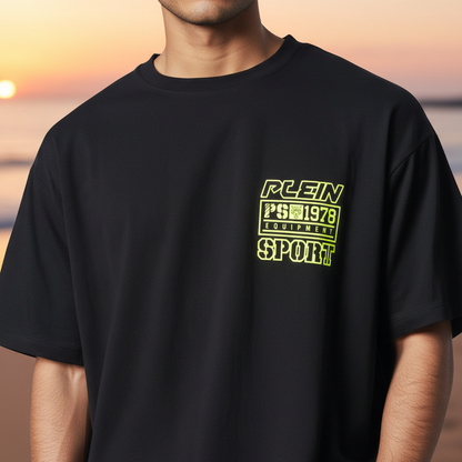 Camiseta negra Plein Sport con logo estampado en verde neón sobre el pecho, estilo deportivo casual.