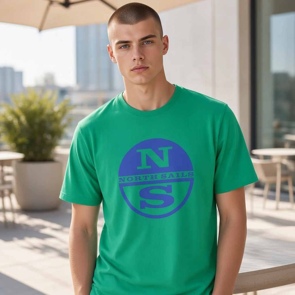 Hombre con camiseta verde de manga corta y cuello redondo con logotipo circular de la marca liquidationlive