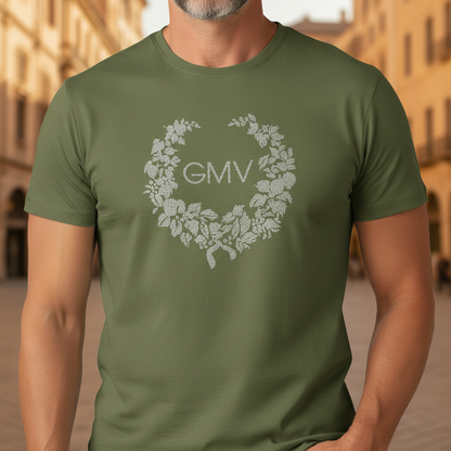 Camiseta verde militar de manga corta Gian Marco Venturi con logo GMV estampado en el pecho sobre fondo urbano