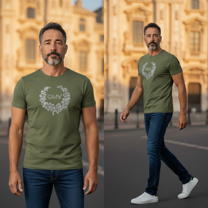 Hombre con camiseta verde militar de liquidationlive con logo GMV estampado, cuello redondo y manga corta en la calle