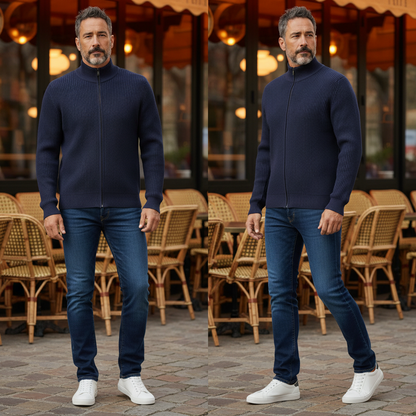 Hombre con cárdigan azul de canalé North Sails con cremallera, vaqueros y zapatillas en una terraza de cafetería.