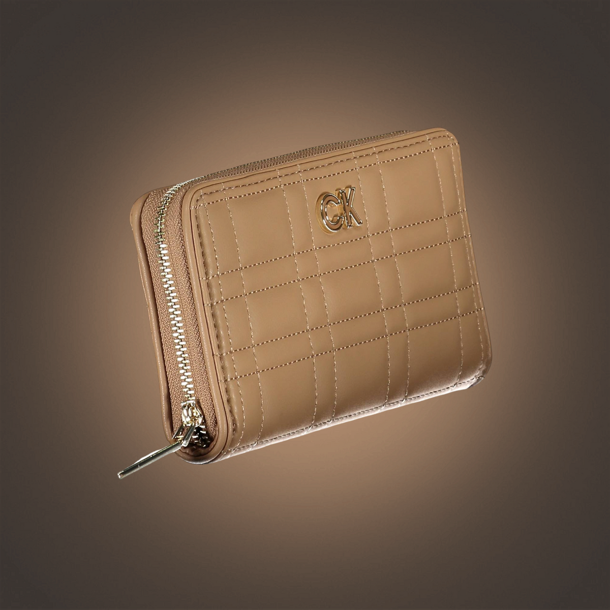 Cartera liquidationlive Calvin Klein color camel con diseño acolchado, cierre de cremallera y logotipo metálico CK
